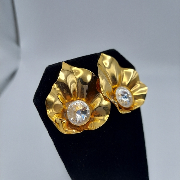 Vintage Large Goldtone Flower w/Crystal Center. - Picture 10 of 11